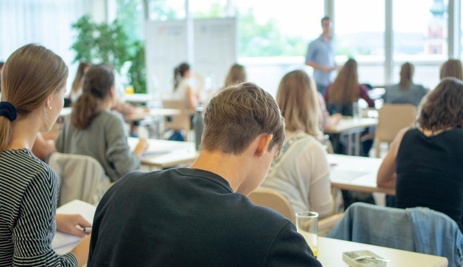 MedAT Vorbereitungskurs: Student:innen in Hörsaal mit studymed Vortragenden